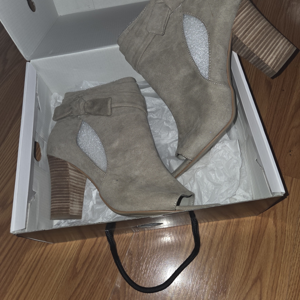 Stylish Tan Ankle Boots with Bow Detail In Great Condition